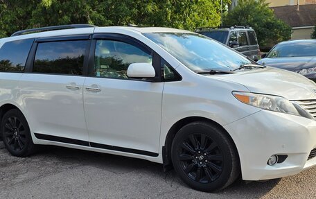 Toyota Sienna III, 2012 год, 2 050 000 рублей, 6 фотография