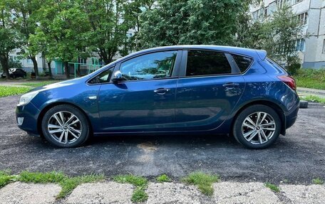 Opel Astra J, 2011 год, 715 000 рублей, 2 фотография