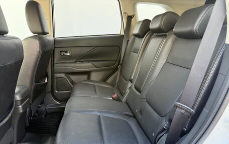 Mitsubishi Outlander III рестайлинг 3, 2015 год, 2 300 000 рублей, 11 фотография