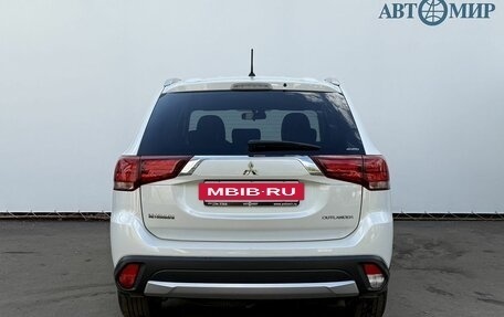 Mitsubishi Outlander III рестайлинг 3, 2015 год, 2 300 000 рублей, 6 фотография