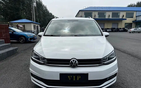 Volkswagen Touran III, 2022 год, 1 630 000 рублей, 2 фотография
