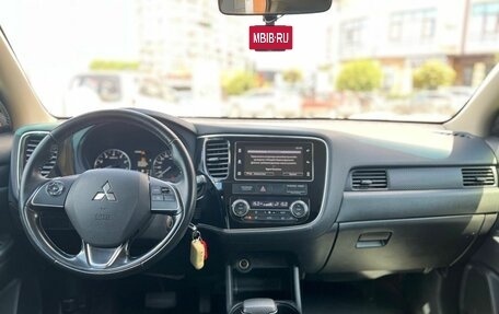 Mitsubishi Outlander III рестайлинг 3, 2015 год, 1 550 000 рублей, 15 фотография