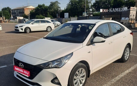 Hyundai Solaris II рестайлинг, 2021 год, 1 580 000 рублей, 2 фотография