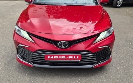 Toyota Camry, 2021 год, 3 200 000 рублей, 2 фотография