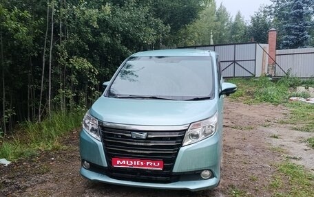 Toyota Noah III, 2015 год, 1 800 000 рублей, 1 фотография
