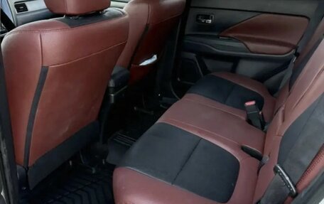 Mitsubishi Outlander III рестайлинг 3, 2018 год, 1 550 000 рублей, 7 фотография