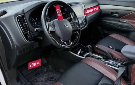 Mitsubishi Outlander III рестайлинг 3, 2018 год, 1 550 000 рублей, 4 фотография