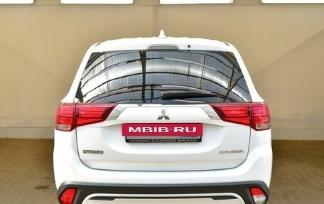 Mitsubishi Outlander III рестайлинг 3, 2019 год, 2 100 000 рублей, 3 фотография
