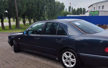 Mercedes-Benz E-Класс, 1997 год, 260 000 рублей, 5 фотография