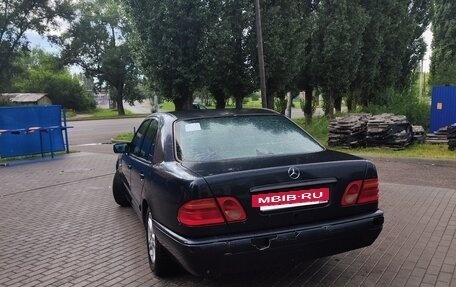 Mercedes-Benz E-Класс, 1997 год, 260 000 рублей, 4 фотография