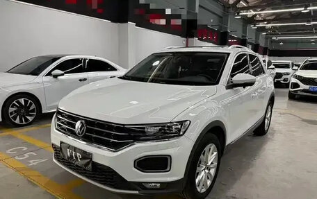 Volkswagen T-Roc I, 2023 год, 1 730 000 рублей, 1 фотография