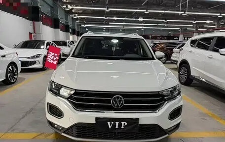 Volkswagen T-Roc I, 2023 год, 1 730 000 рублей, 2 фотография