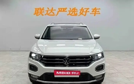 Volkswagen T-Roc I, 2023 год, 1 960 000 рублей, 2 фотография