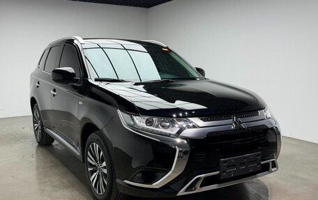 Mitsubishi Outlander III рестайлинг 3, 2022 год, 2 200 005 рублей, 2 фотография