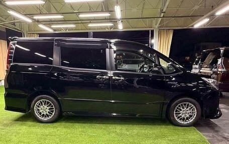 Toyota Noah III, 2019 год, 2 120 000 рублей, 3 фотография