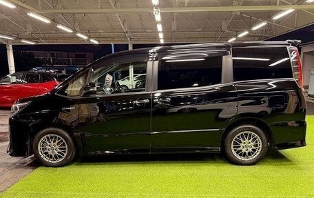 Toyota Noah III, 2019 год, 2 120 000 рублей, 10 фотография