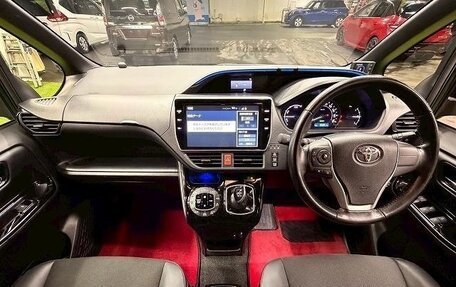 Toyota Noah III, 2019 год, 2 120 000 рублей, 18 фотография