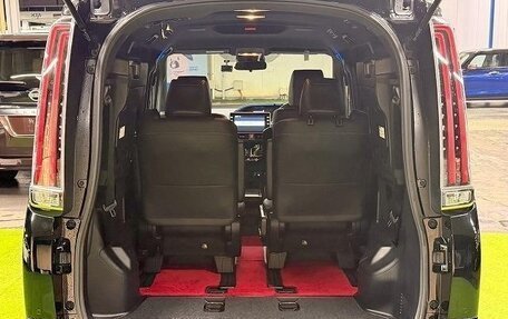 Toyota Noah III, 2019 год, 2 120 000 рублей, 17 фотография