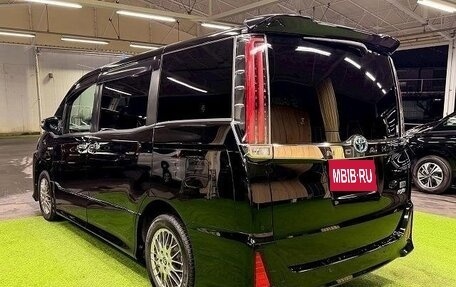 Toyota Noah III, 2019 год, 2 120 000 рублей, 11 фотография