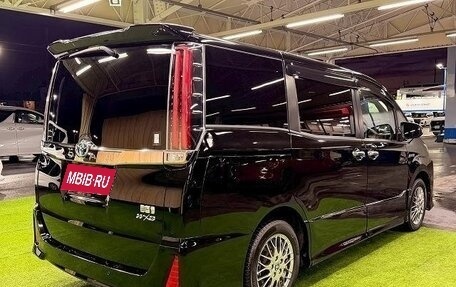 Toyota Noah III, 2019 год, 2 120 000 рублей, 12 фотография