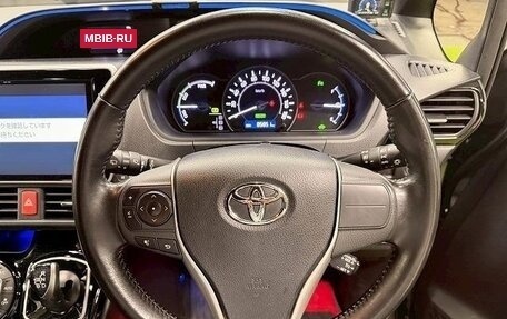 Toyota Noah III, 2019 год, 2 120 000 рублей, 24 фотография