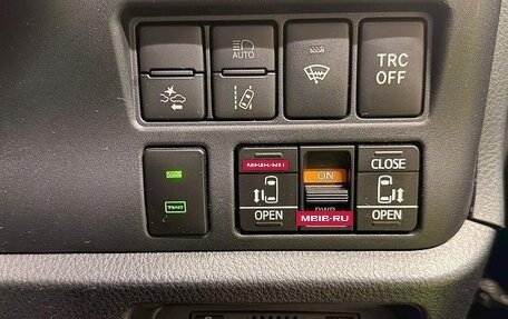 Toyota Noah III, 2019 год, 2 120 000 рублей, 22 фотография