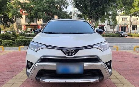 Toyota RAV4, 2019 год, 2 050 000 рублей, 2 фотография