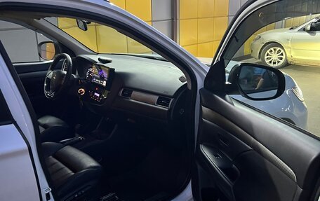 Mitsubishi Outlander III рестайлинг 3, 2015 год, 1 980 000 рублей, 7 фотография