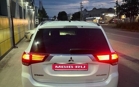 Mitsubishi Outlander III рестайлинг 3, 2015 год, 1 980 000 рублей, 11 фотография