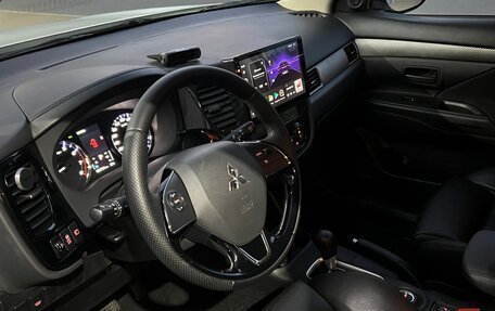 Mitsubishi Outlander III рестайлинг 3, 2015 год, 1 980 000 рублей, 13 фотография