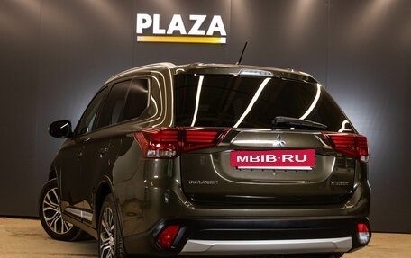 Mitsubishi Outlander III рестайлинг 3, 2015 год, 1 679 000 рублей, 3 фотография