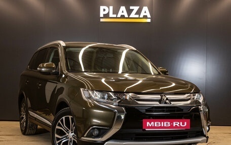 Mitsubishi Outlander III рестайлинг 3, 2015 год, 1 679 000 рублей, 2 фотография