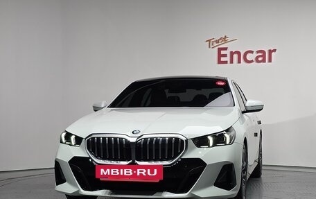 BMW 5 серия, 2024 год, 5 360 000 рублей, 2 фотография