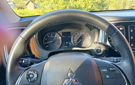Mitsubishi Outlander III рестайлинг 3, 2019 год, 2 400 000 рублей, 1 фотография