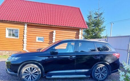 Mitsubishi Outlander III рестайлинг 3, 2019 год, 2 400 000 рублей, 9 фотография
