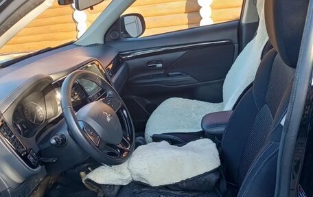 Mitsubishi Outlander III рестайлинг 3, 2019 год, 2 400 000 рублей, 2 фотография
