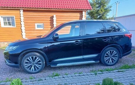 Mitsubishi Outlander III рестайлинг 3, 2019 год, 2 400 000 рублей, 3 фотография