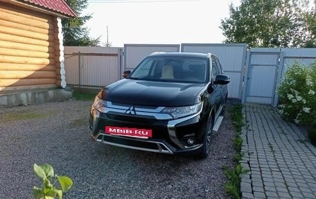 Mitsubishi Outlander III рестайлинг 3, 2019 год, 2 400 000 рублей, 5 фотография