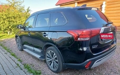 Mitsubishi Outlander III рестайлинг 3, 2019 год, 2 400 000 рублей, 8 фотография