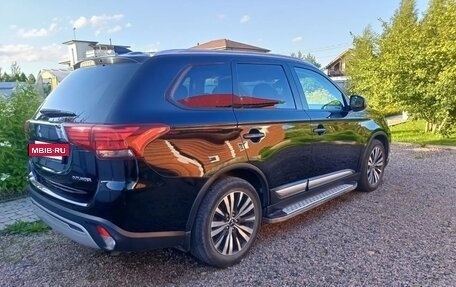 Mitsubishi Outlander III рестайлинг 3, 2019 год, 2 400 000 рублей, 4 фотография