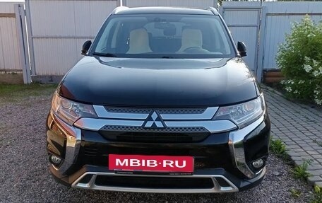 Mitsubishi Outlander III рестайлинг 3, 2019 год, 2 400 000 рублей, 11 фотография