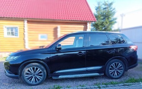 Mitsubishi Outlander III рестайлинг 3, 2019 год, 2 400 000 рублей, 12 фотография