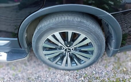 Mitsubishi Outlander III рестайлинг 3, 2019 год, 2 400 000 рублей, 13 фотография