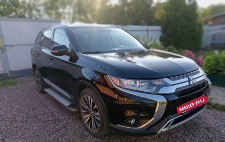Mitsubishi Outlander III рестайлинг 3, 2019 год, 2 400 000 рублей, 14 фотография