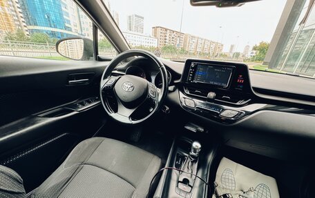 Toyota C-HR I рестайлинг, 2017 год, 1 800 000 рублей, 9 фотография