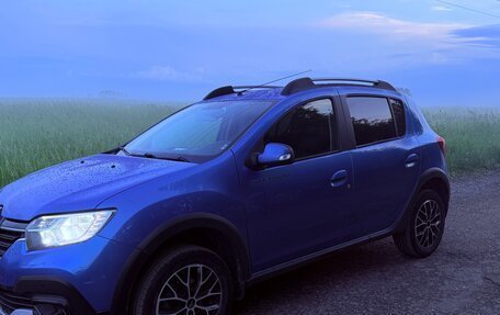 Renault Sandero II рестайлинг, 2022 год, 1 400 000 рублей, 2 фотография