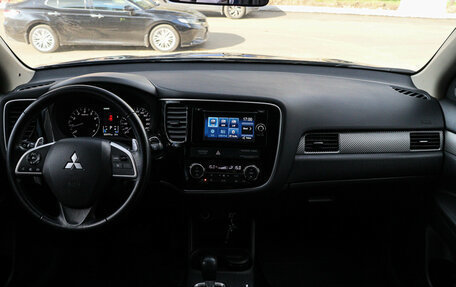 Mitsubishi Outlander III рестайлинг 3, 2014 год, 2 150 000 рублей, 10 фотография