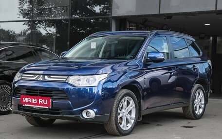 Mitsubishi Outlander III рестайлинг 3, 2014 год, 2 150 000 рублей, 2 фотография