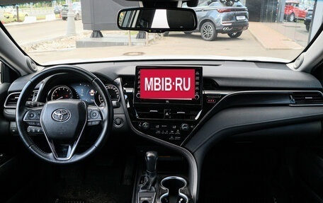Toyota Camry, 2021 год, 3 430 000 рублей, 10 фотография