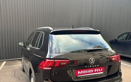 Volkswagen Tiguan II, 2021 год, 2 750 000 рублей, 2 фотография
